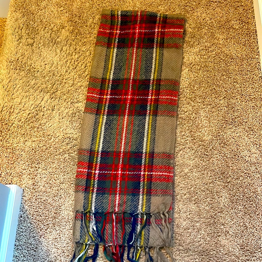 Wool scarf. Plaid. Like new. 27in across can be folded for warmth